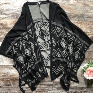 Charlotte Russe | NWOT Aztec print poncho